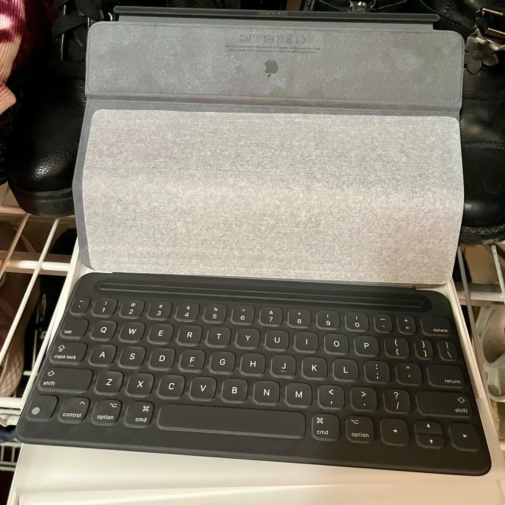 Apple iPad Smart Keyboard - Black